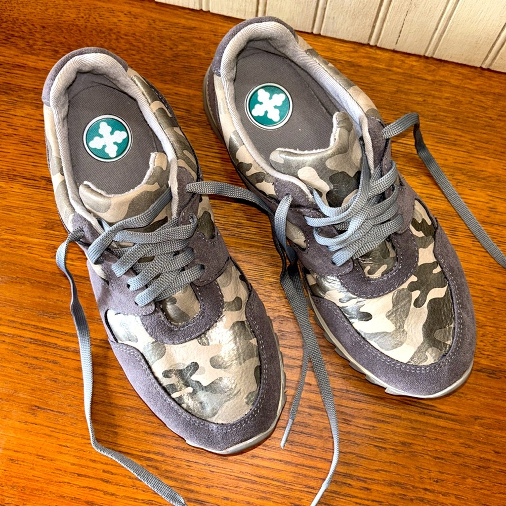 CHARLESTON SHOE COMPANY- Chewie Grey Camo Sneaker, size 8, EUC, Platinum Sparkle